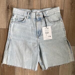 Pull&Bear Ligh Awash Denim Slit Shorts| Sz 0/2